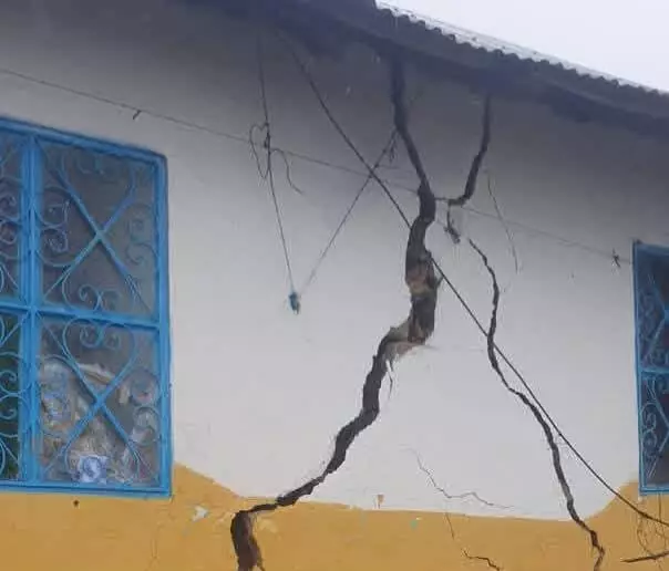 تشققات أرضية في العرائش دفعت السلطات لإخلاء عاجل للسكان