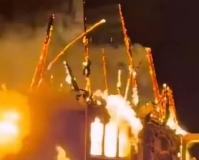 نيران رأس  2026 تلتهم برج كنيسة "فونديل" وتحوله إلى رماد