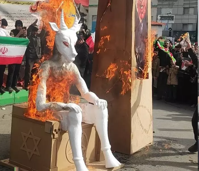 نيران الغضب تشتعل في طهران وتماثيل بعل تحترق وسط شعارات مناهضة لأميركا والاحتلال