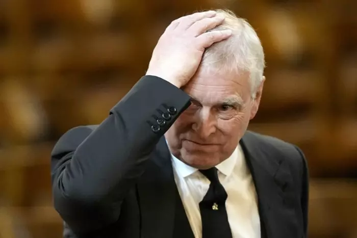 زلزال في العائلة المالكة واعتقال الأمير أندرو يهز بريطانيا في يوم ميلاده