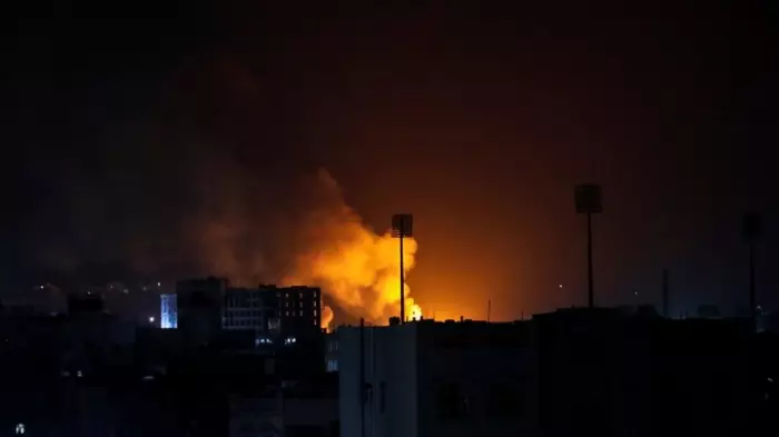 غارات على صنعاء تُشعل التهديدات واليمن يتوعد السعودية بردّ قاسٍ