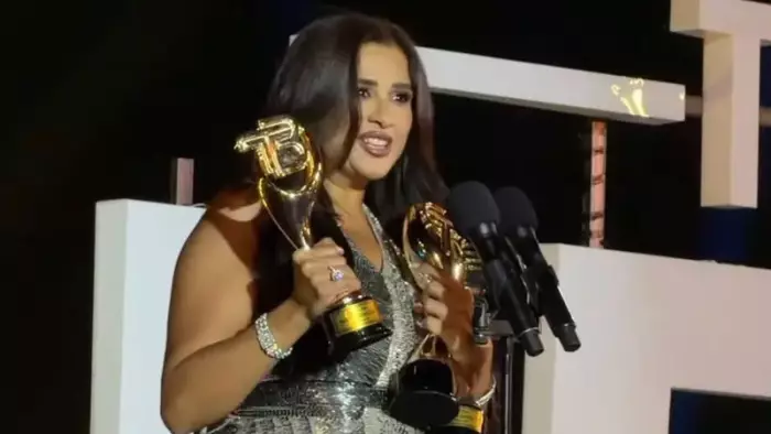 ياسمين عبد العزيز تهدي جوائزها لمن يحاربونها وتكشف حقيقة خلافها مع منى زكي