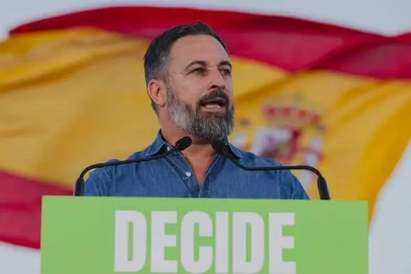  تسوية أوضاع أكثر من نصف مليون مهاجر تُشعل مواجهة حادة في إسبانيا واليمين المتطرف يُهدد بالمحكمة العليا