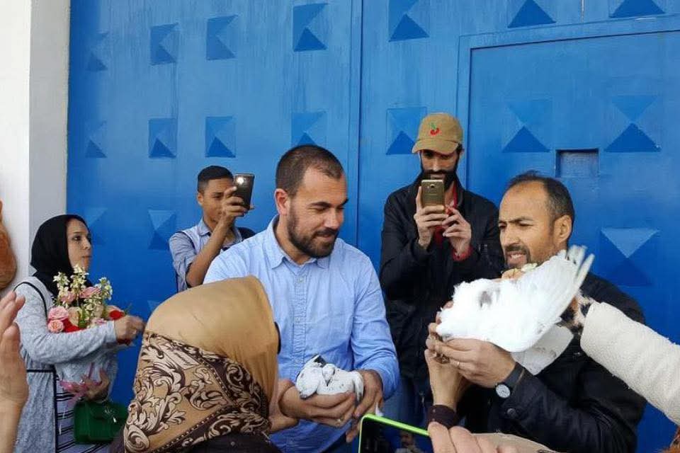 فرحة مؤقتة خلف القضبان.. زيارة "ناصر الزفزافي" لوالده تذيب بعضًا من جليد السجون