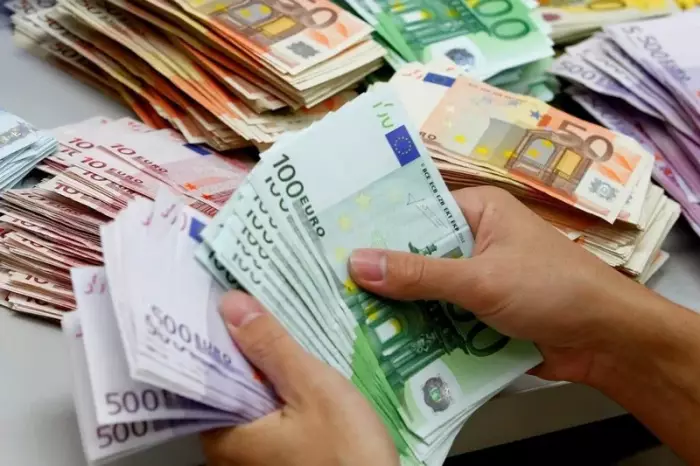 مسعى مغربي لإنقاذ تحويلات الجالية من التجميد الأوروبي واتفاق فرنسي مبدئي يذيب الجليد