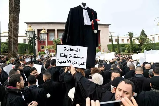 المحامون يُلوّحون بمعركة مفتوحة وتصعيد غير مسبوق يُهدد بإشعال مواجهة حول قانون المهنة