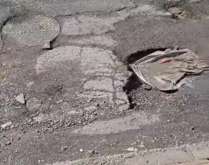 هل تتدخل السلطات العمومية بالهرهورة لاصلاح عشرات الحفر بالطرقات ؟