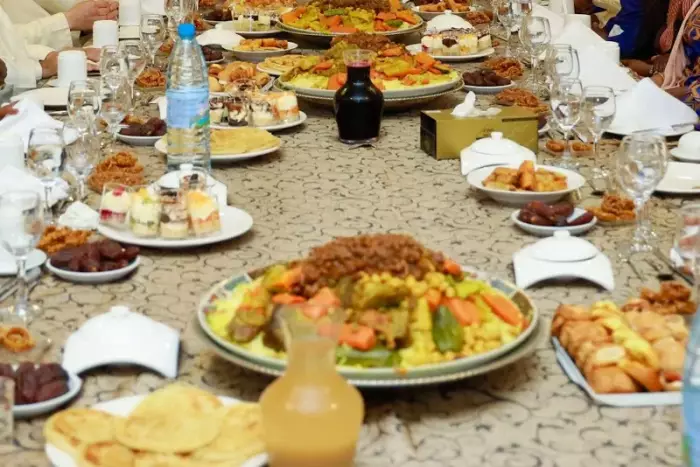 الجمعة في المغرب يوم بطعم العيد طقوس الطعام وروح الجماعة التي تصنع ثقافة أسبوعية متجذرة في الذاكرة المغربية