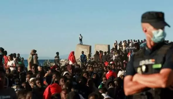 رئيس حكومة سبتة يضغط على مدريد لإعادة المهاجرين إلى المغرب وسط مخاوف حقوقية بشأن القاصرين