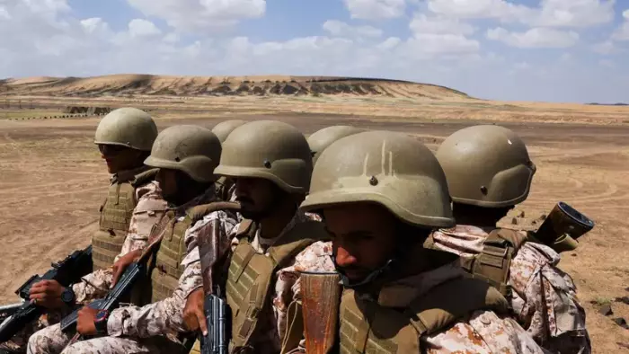 الجيش اليمني يخوض معارك ضارية ضد الحوثيين وأكثر من 122 ألف نازح وسط تصاعد المواجهات