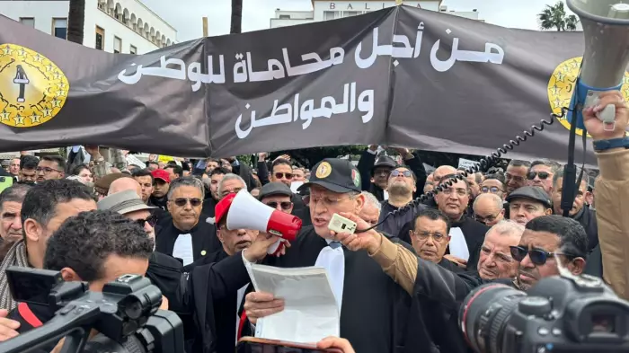 زلزال داخل مهنة المحاماة ونقابة تفتح النار على "قانون الإقصاء" ومجلس المنافسة يستدعيها للحسم في معركة السن والتمييز