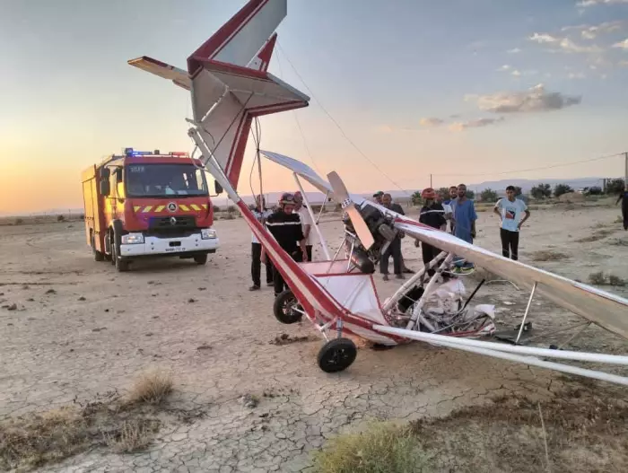 خمسيني يحاول الطيران بطائرة يدوية ويهوى أرضًا في أول تجربة مغامرة