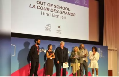 المخرجة المغربية هند بنصاري تتألق في مهرجان البندقية بفيلم "Out of School" وتفوز بجائزتين مرموقتين