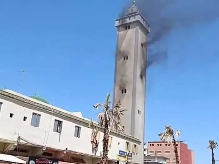 صومعة تحترق والهلع يعم بركان: تماس كهربائي يحول منارة مسجد حمزة إلى لهيب مشتعل
