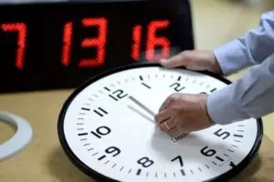 عودة المغرب إلى توقيت غرينتش تعيد ترتيب يوم التلميذ وتفرض تعديلات جديدة على مواقيت الدراسة