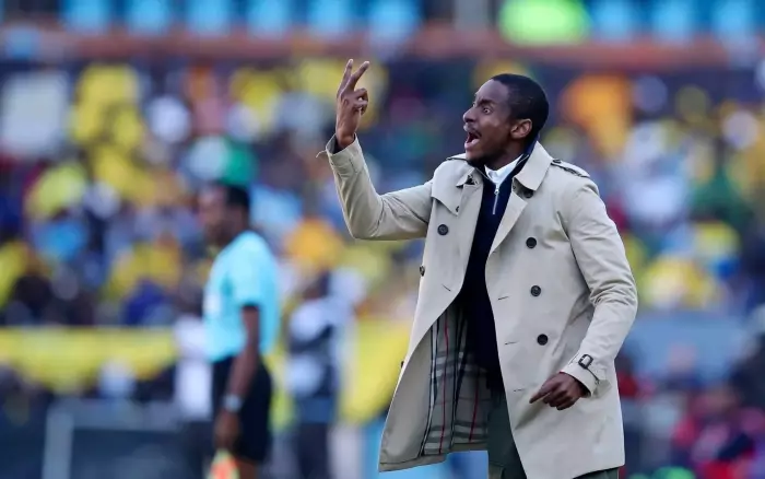 فضيحة تهز مطار الجزائر:توقيف المدرب رولاني موكوينا بشبهة تهريب عملة صعبة ومنعه من مغادرة البلاد