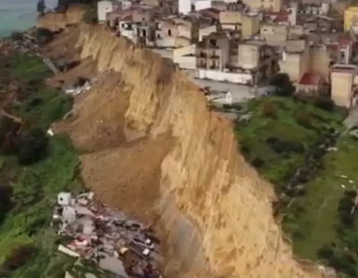 انجراف التربة في جزيرة "صقلية" يبتلع العشرات من المنازل في لمح البصر