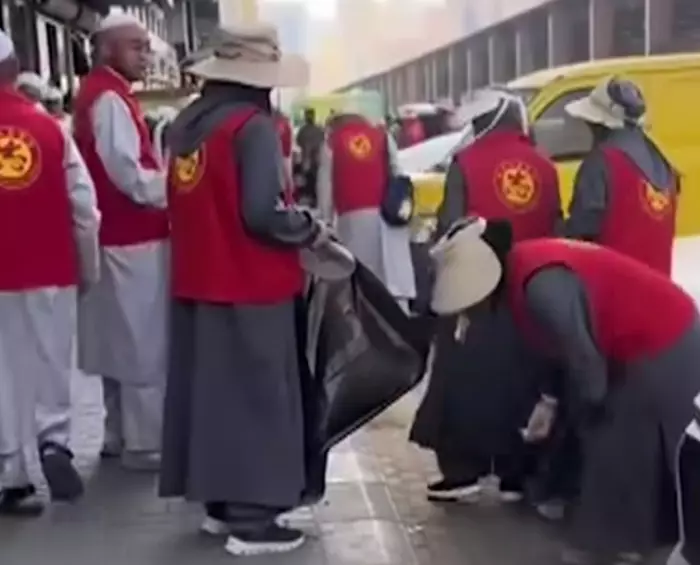 حجاج الصين يصنعون الحدث في السعودية... صمتٌ أنظف من خطب الوعظ