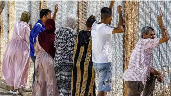 مأساة صامتة خلف سياج سبتة عائلات مغربية تنتظر أبناءها بين الأمل والخوف