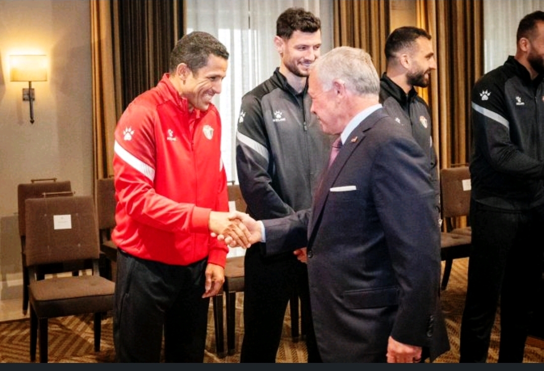 العاهل الأردني يوشح منتخب النشامى بقيادة الحسين عموتة بميدالية "اليوبيل الفضي"