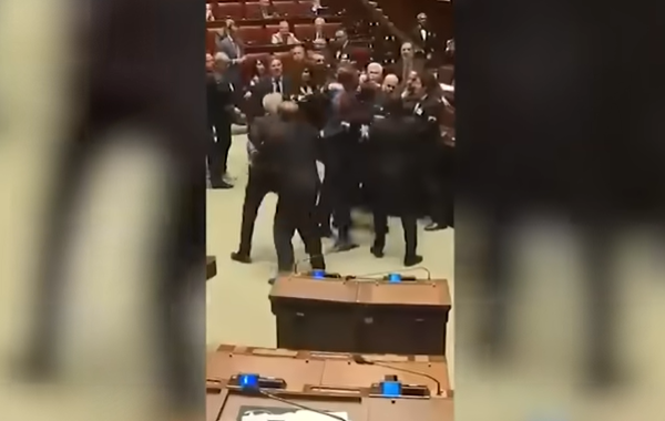 العلم الإيطالي يشعل معركة برلمانية في روما 