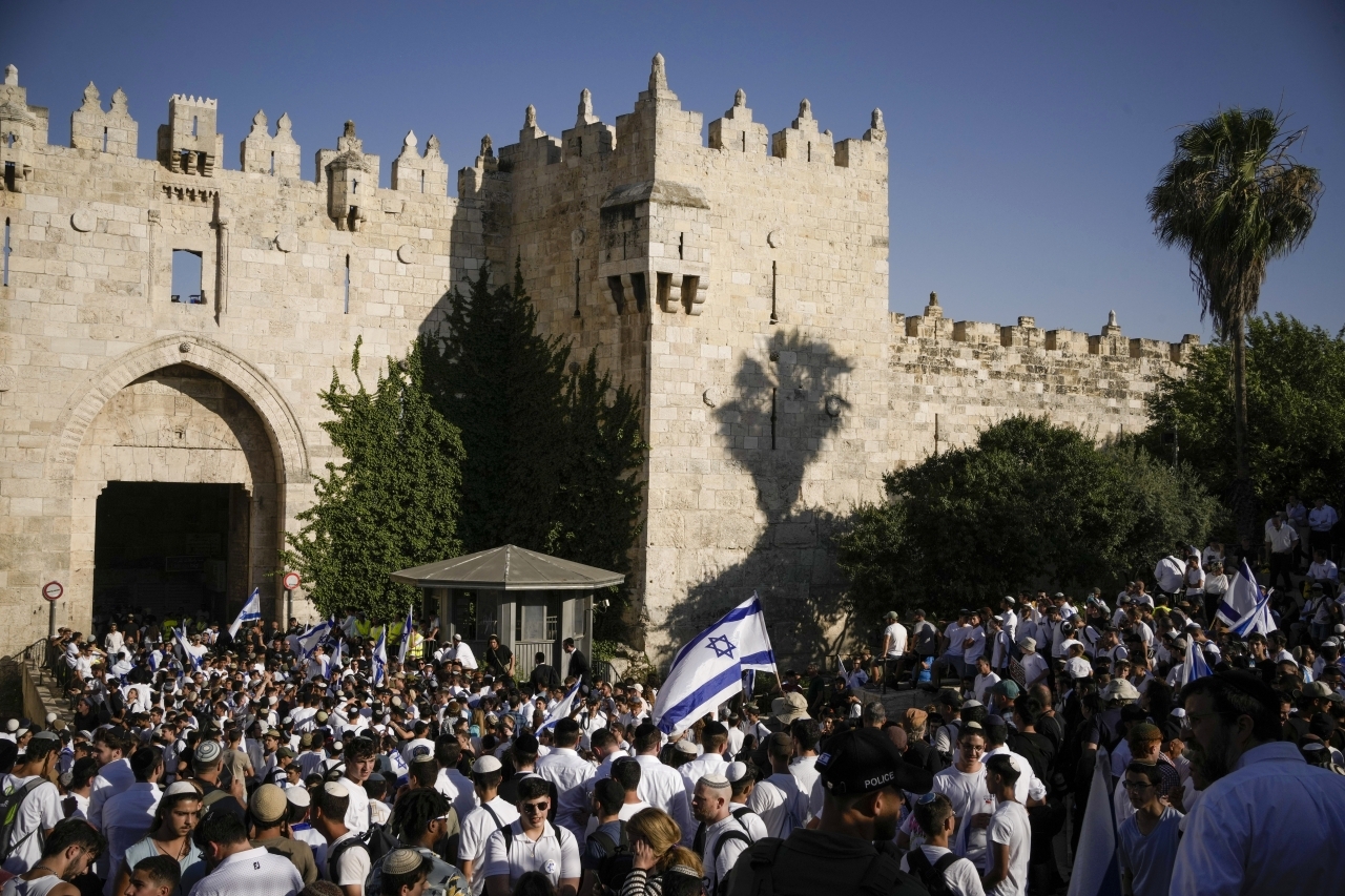 مسيرة الأعلام الغاشمة..الأردن والإمارات تُدين اقتحامات الإسرائيليين للقدس وتدنيس المقدسات الإسلامية