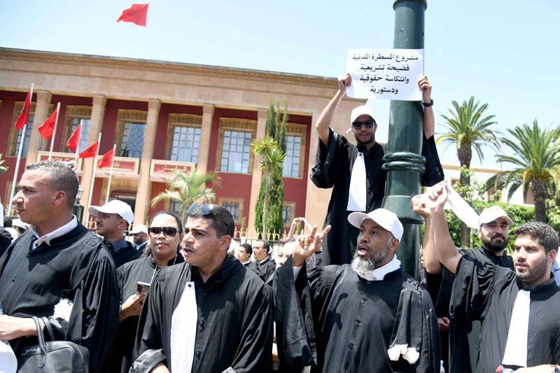 قانون المسطرة المدنية يُخرج المحامون للاحتجاج وحناجرهم تصدح بإسقاط مشروع 